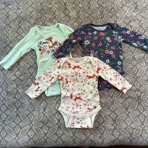 Baby bundle of 3 Gerber onesie. Size 0 or newborn. Excellent condition.